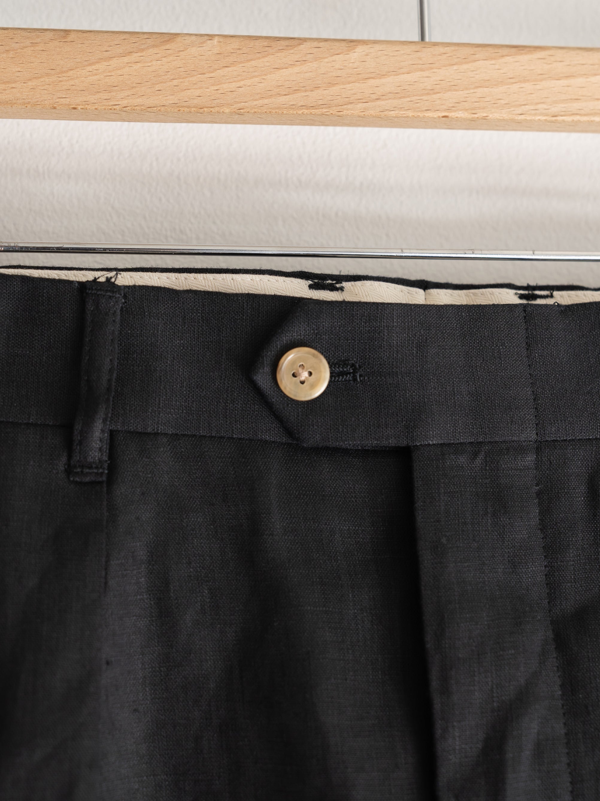 INTÉRIM - HIGH COUNT LINEN CLOTH 2 TUCK BUTTON SHORTS – +81