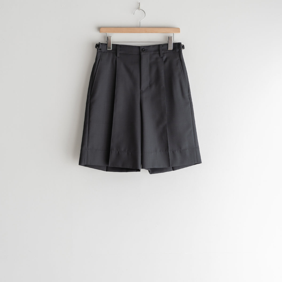 IRENISA - ONE TUCKS SHORTS【LAST 1】 – +81