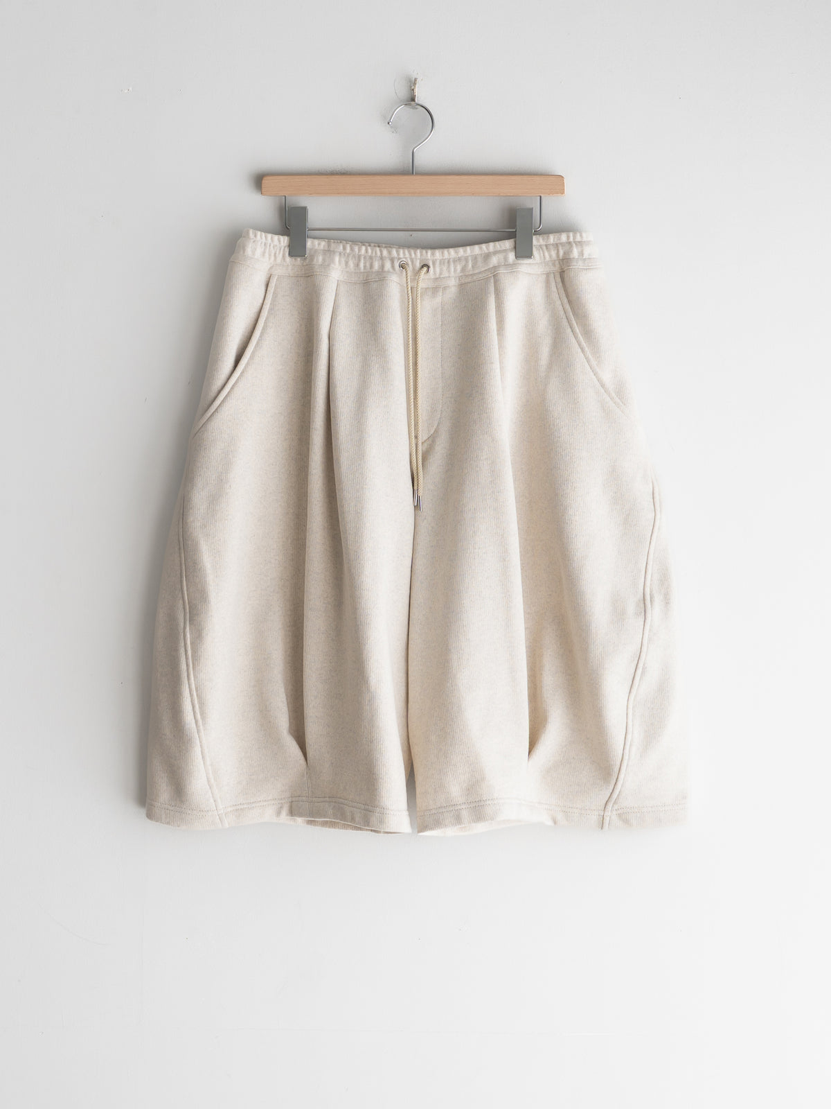 2 26SS KHOKI PLEATED BALOON SWEAT SHORTS 【公式通販】